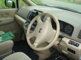 2004 Nissan Serena Photos