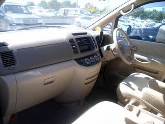 2004 Nissan Serena Pictures