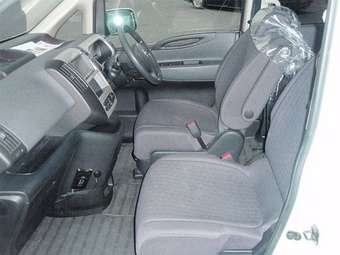 2005 Nissan Serena Pictures