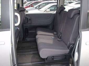 2005 Nissan Serena Pictures