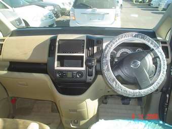 2005 Nissan Serena Photos