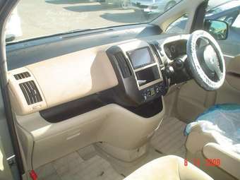 2005 Nissan Serena Pictures