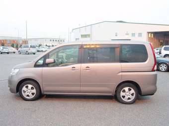 2005 Nissan Serena Photos