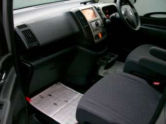 2005 Nissan Serena Pictures