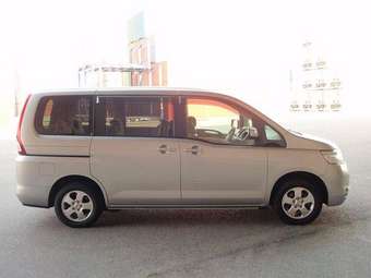 2005 Nissan Serena Pictures