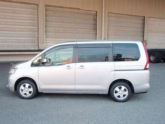 2005 Nissan Serena Photos