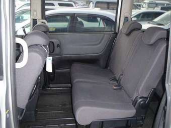 2005 Nissan Serena Photos