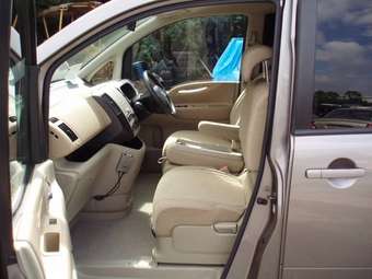 2005 Nissan Serena Pictures