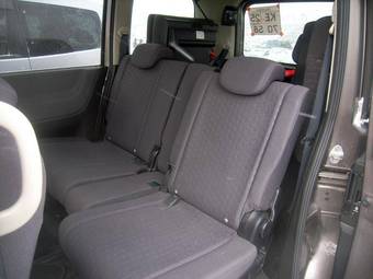 2005 Nissan Serena Pictures