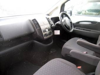 2005 Nissan Serena Pics