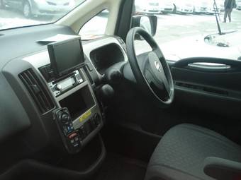 2005 Nissan Serena Pictures