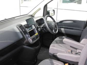 2005 Nissan Serena Photos