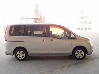 2005 Nissan Serena Photos