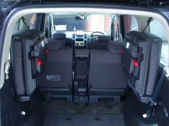 2005 Nissan Serena Photos