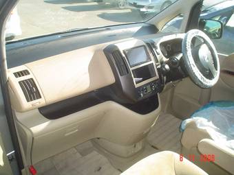 2005 Nissan Serena Photos