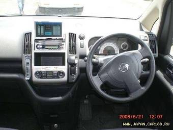 2005 Nissan Serena Photos