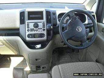 2005 Nissan Serena Images