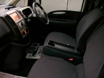 2005 Nissan Serena Pictures