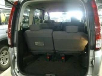 2005 Nissan Serena Pictures