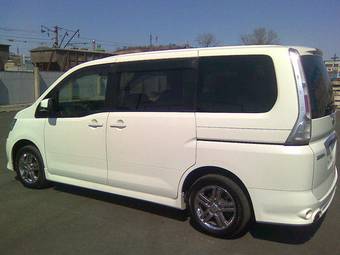 2005 Nissan Serena Photos