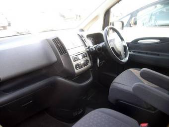 2005 Nissan Serena Pictures