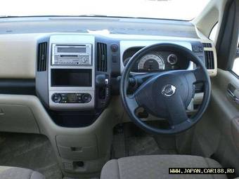 2005 Nissan Serena Photos