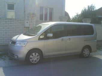 2005 Nissan Serena Photos