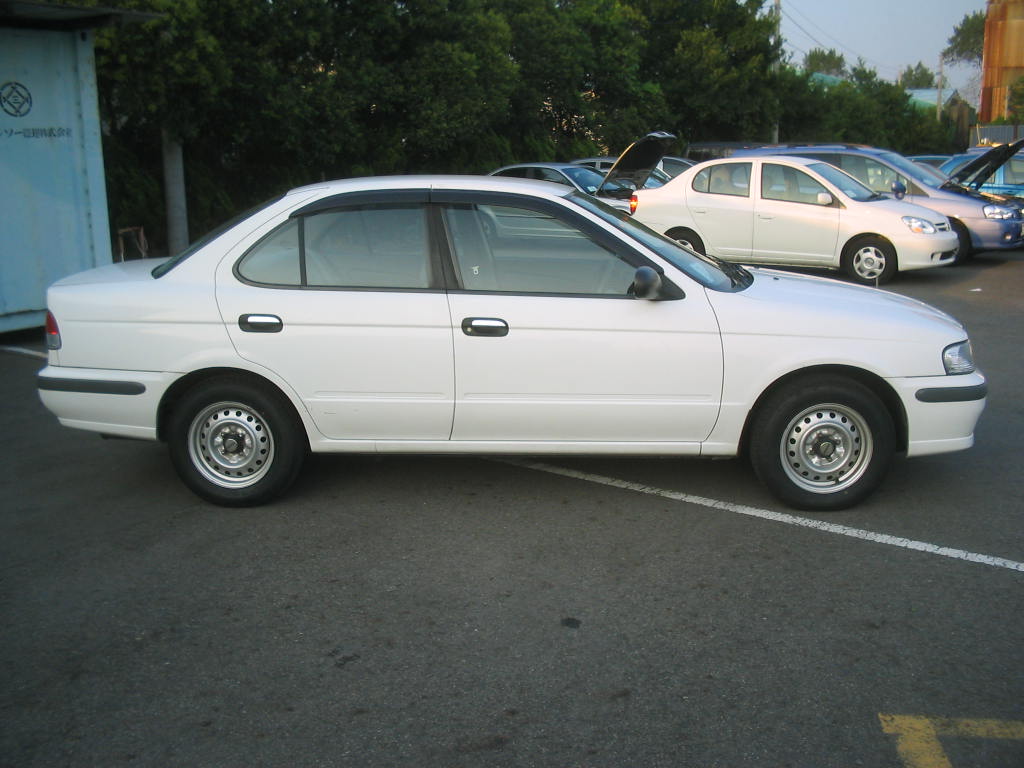 2000 Nissan Sunny Pictures