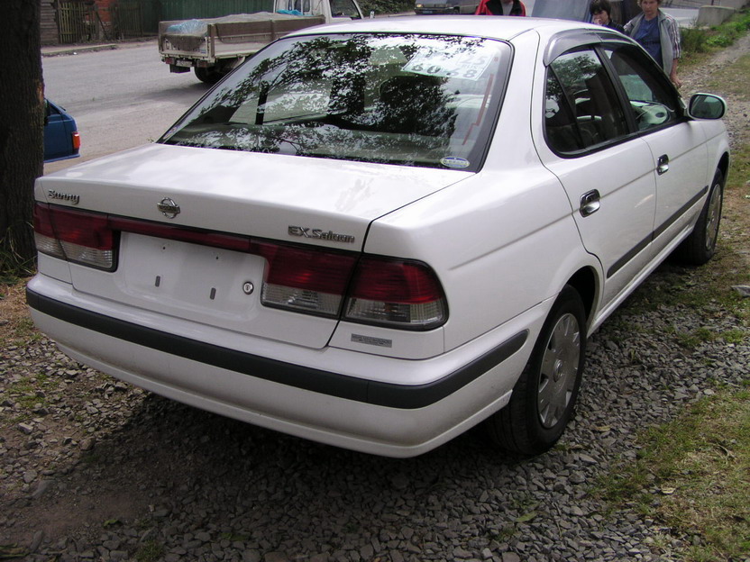 2001 Nissan Sunny Pictures