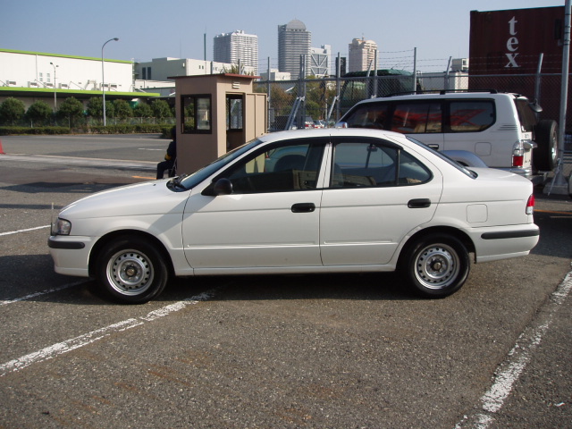 2001 Nissan Sunny Pictures