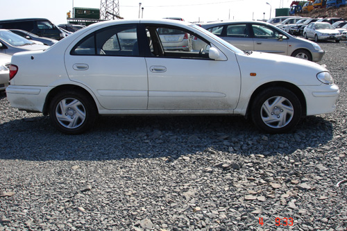 2001 Nissan Sunny Pictures