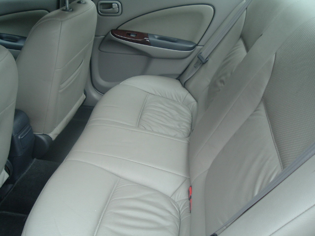 2001 Nissan Sunny Photos