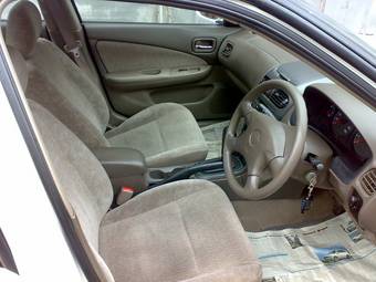 2001 Nissan Sunny Photos