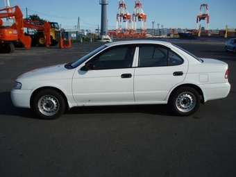 2002 Nissan Sunny Pictures