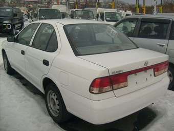 2002 Nissan Sunny Pictures