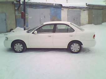 2002 Nissan Sunny Pictures