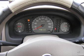 2002 Nissan Sunny Pictures