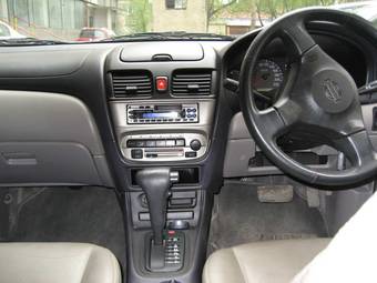 2002 Nissan Sunny Pictures