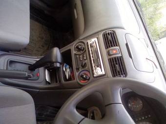 2002 Nissan Sunny Pictures