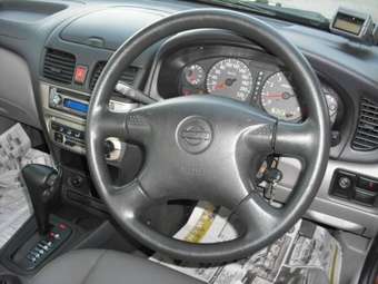 2003 Nissan Sunny Pictures