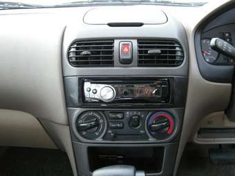 2003 Nissan Sunny Pictures