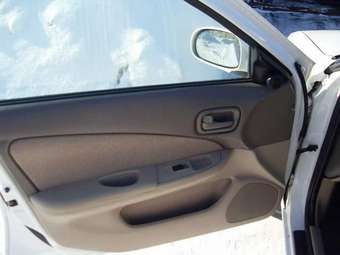 2003 Nissan Sunny Photos