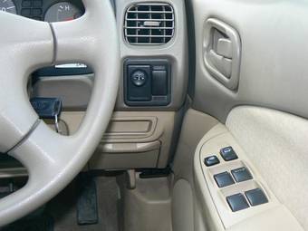 2003 Nissan Sunny Pictures