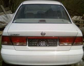 2003 Nissan Sunny Photos