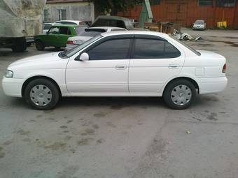 2003 Nissan Sunny Pictures