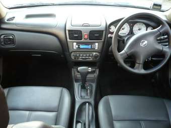 2004 Nissan Sunny Pictures