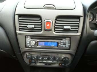 2004 Nissan Sunny Pictures