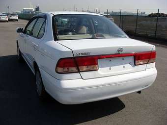 2004 Nissan Sunny Pictures