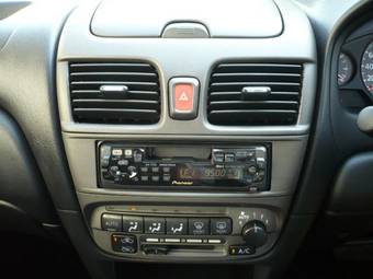 2004 Nissan Sunny Wallpapers
