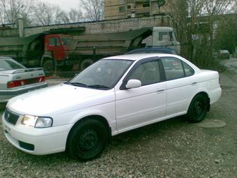 2004 Nissan Sunny Pictures